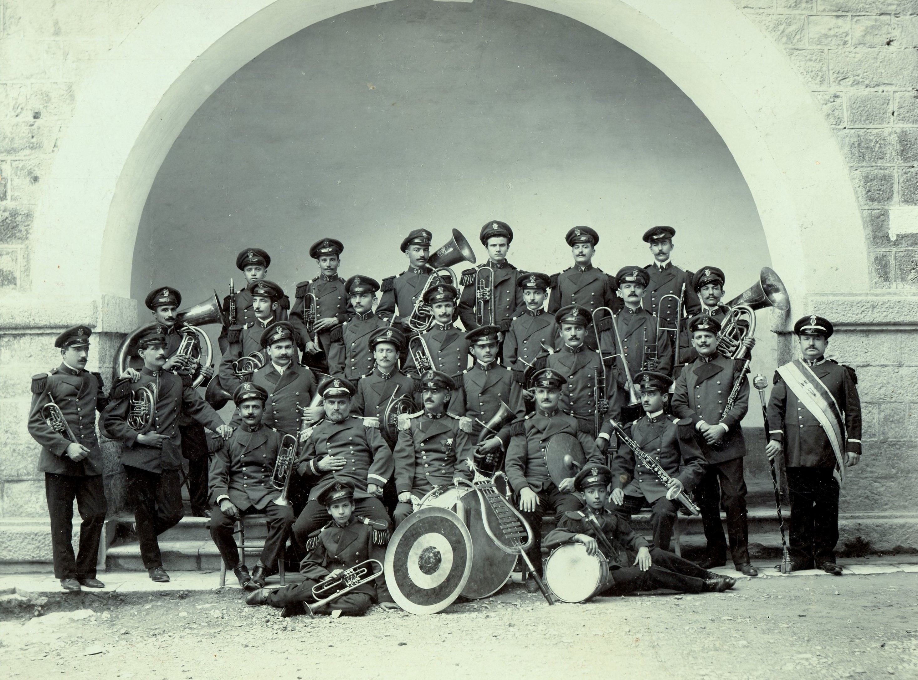 Dubrovačka građanska muzika prije probijanja skala do Straduna, vrata od Grada, oko 1910.